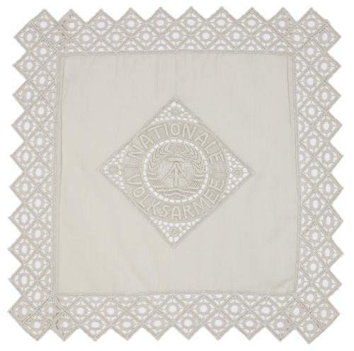 Artikelbild des Artikels “NVA Reservistendeckchen, beige, 29 x 29 cm, neuw. “