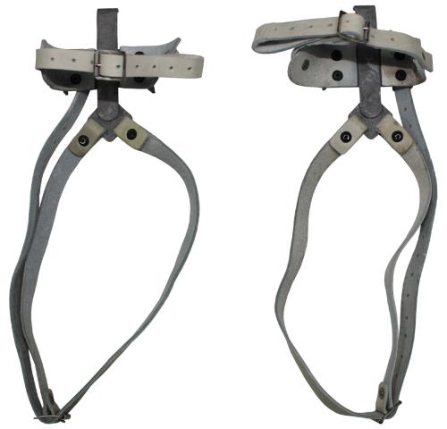 Artikelbild des Artikels “Brit. Steigeisen, Paar, Lederbänder, DEKO, gebr, “