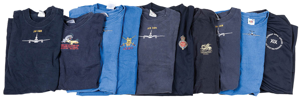 Artikelbild 1 des Artikels “Brit. T-Shirt, blau mit Bruststick, gebr. “