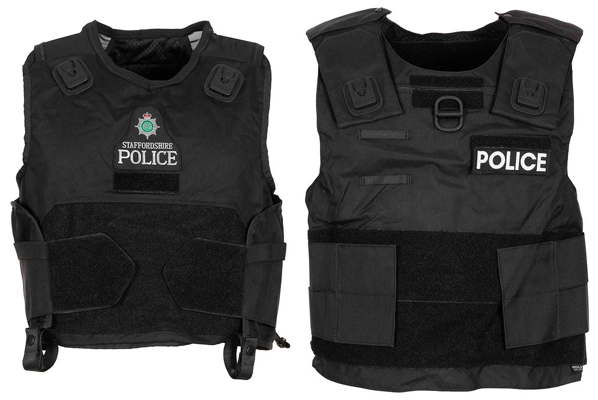 Product image 1 of the product “GB Body Armour, Type I, black, WITHOUT INLAY, used ”