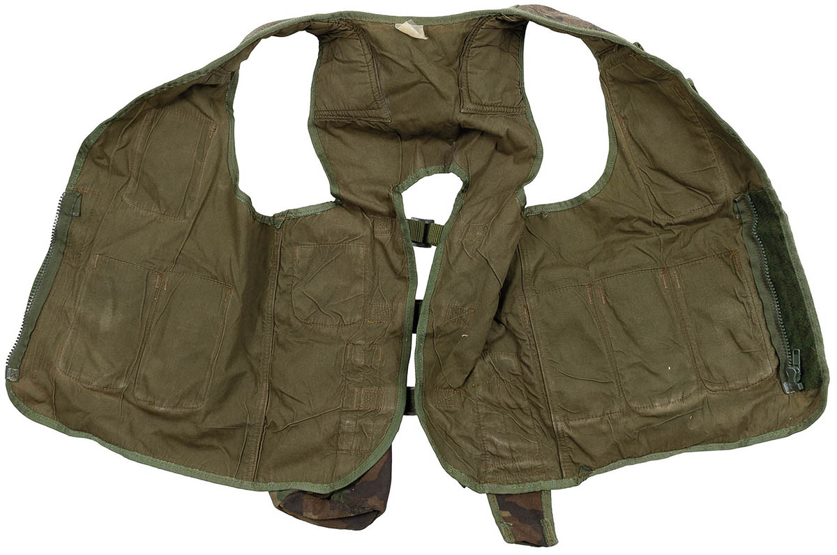 Product image 3 of the product “TR Tactical Vest, woodland, used ”
